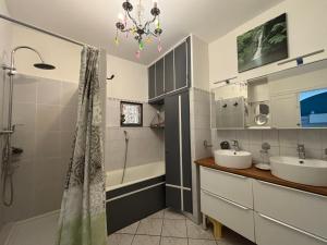 Appartements appartquaisete et garage : photos des chambres