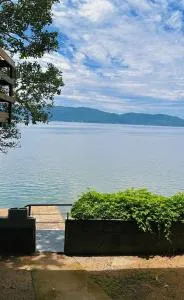 Casa na beira da praia - Enseada do Brito