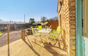 Maisons de vacances 2 Bedroom Cozy Home In Le Ferre : photos des chambres