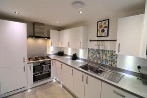 High Wycombe Stunning Stylish Four Bedroom House