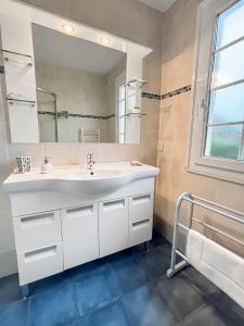 Maisons de vacances Maison Calme avec Cheminee, Ideal Familles : photos des chambres