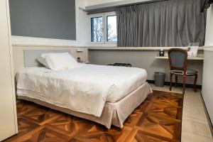 Double Room with French Bed room in Santa Barbara Hotel