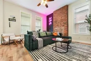 FREE Parking, Netflix in East Liberty Near Shopping - 丘吉尔