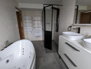 Maisons de vacances Retraite au bord de la riviere : photos des chambres