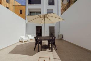 Stylish Apartment With Terrace by Hosty