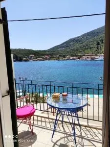 Lefkada Seascape Apt w Breathtaking Sivota Views - Évyiros