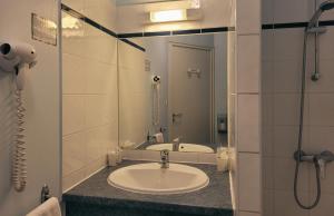 Hotels Hotel Restaurant Les Chataigniers : Chambre Simple Confort - Accessible aux Personnes à Mobilité Réduite