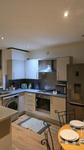 Cosy 3 Bedroom, 5 Bed House!