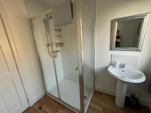 Centrally located 2 bed modern flat with harbour views