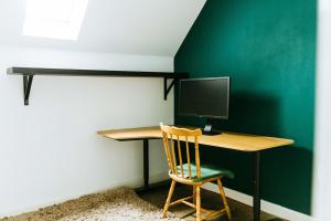 Mansell Road - Trendy Loft with Free Parking