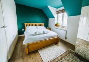 Mansell Road - Trendy Loft with Free Parking