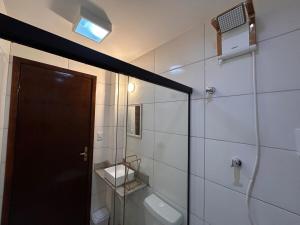 2 suítes, perto da praia do forte, churrasqueira e chuveirão