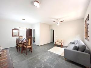 2 suítes, perto da praia do forte, churrasqueira e chuveirão