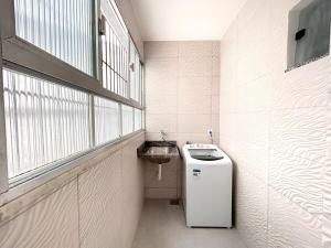 2 suítes, perto da praia do forte, churrasqueira e chuveirão