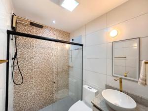 2 suítes, perto da praia do forte, churrasqueira e chuveirão