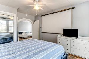 Charming 2-Bedroom Home with Private Gym