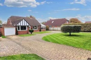 Lympne - 7 mins Channel Tunnel - Sellinge