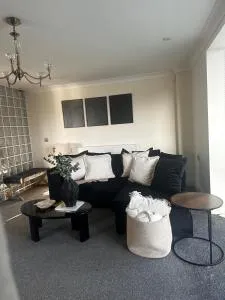 Beautiful three story town house - Quadring