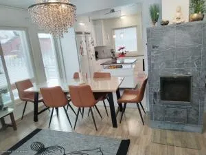Spacious Modern House 10 km from airport, sauna - 图苏拉