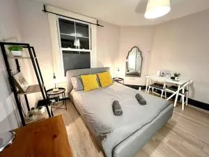 Sleeps 7 The Red Door House - 莱尼斯公园