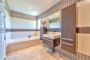 Villas VILLA NIDAZUR VI4413 By Riviera Holiday Homes : photos des chambres