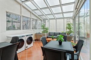 Very Spacious Apartment with a Wintergarden and Terrace, 1 Minute to Tram Station