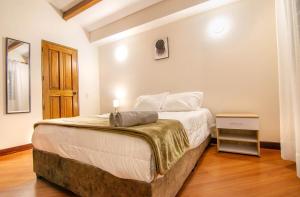 Huge Colonial House with Chimney, Luxury in the most exclusive town in Bogotá