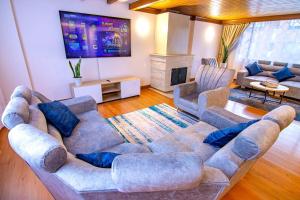 Huge Colonial House with Chimney, Luxury in the most exclusive town in Bogotá