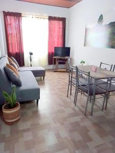 CÓMODO APARTAMENTO CENTRAL EN BARRIO SEMI RURAl