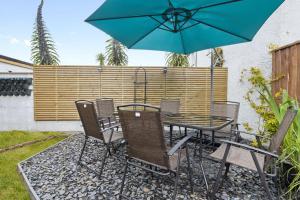 Seaway Garden, Beachside Maisonette with Parking