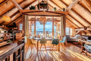 Chalets Slow Chalet de l-Ourse - Charming old chalet stunning view sauna pets ok : photos des chambres