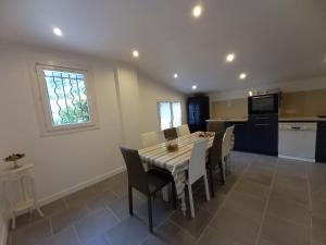 Villas Provencal villa with pool, 1500m2 grounds : photos des chambres