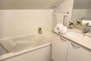 Maisons de vacances Villa 145 m near ocean with pool and garden : photos des chambres