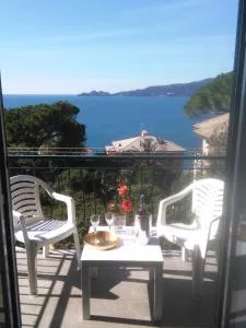 AL MARE DAVANTI A PORTOFINO - BY THE SEA IN FRONT of PORTOFINO - 佐阿利