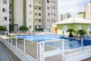 Apartamento a 400M PRAIA com PISCINA sacada com CHURRASQUEIRA privativa Wi-Fi Portaria 24h PLAYGROUND INFANTIL Quadra de esportes e vaga privativa de GARAGEM Reserve agora mesmo