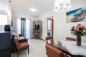 Apartamento a 400M PRAIA com PISCINA sacada com CHURRASQUEIRA privativa Wi-Fi Portaria 24h PLAYGROUND INFANTIL Quadra de esportes e vaga privativa de GARAGEM Reserve agora mesmo