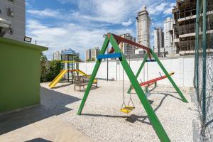 Apartamento a 400M PRAIA com PISCINA sacada com CHURRASQUEIRA privativa Wi-Fi Portaria 24h PLAYGROUND INFANTIL Quadra de esportes e vaga privativa de GARAGEM Reserve agora mesmo