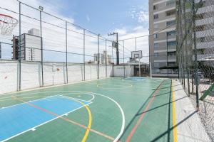 Apartamento a 400M PRAIA com PISCINA sacada com CHURRASQUEIRA privativa Wi-Fi Portaria 24h PLAYGROUND INFANTIL Quadra de esportes e vaga privativa de GARAGEM Reserve agora mesmo