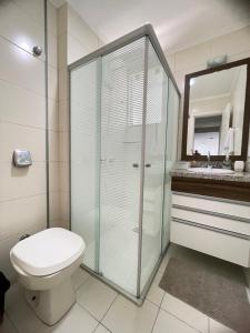 Apto espaçoso e confortável reto com o mar