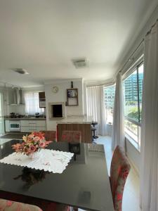 Apto espaçoso e confortável reto com o mar