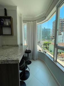 Apto espaçoso e confortável reto com o mar