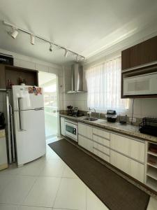 Apto espaçoso e confortável reto com o mar