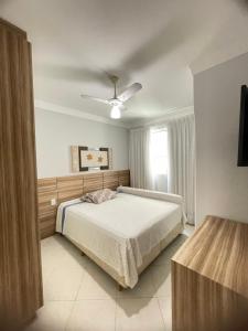 Apto espaçoso e confortável reto com o mar