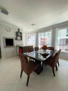 Apto espaçoso e confortável reto com o mar