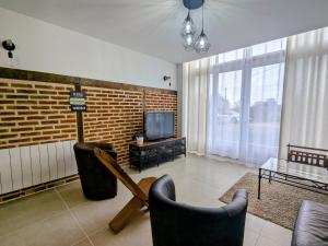 Grand Gîte en Berry avec Jardin, Jeux et Parking - FR-1-591-714