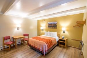 Queen Room room in Glenwood Springs Cedar Lodge