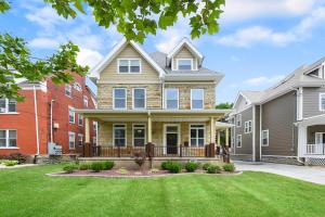 3 Bedroom House with Netflix, FREE Parking, Near Hospitals, Shopping,Food