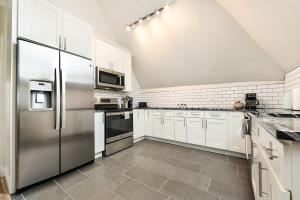 3 Bedroom House with Netflix, FREE Parking, Near Hospitals, Shopping,Food