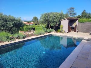 Maison avec piscine, oliviers, belle vue, au calme