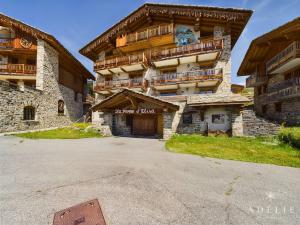 Appartement skis aux pieds 160m² pour 14 pers, 5 ch, parking, cheminée, WiFi - FR-1-398-681